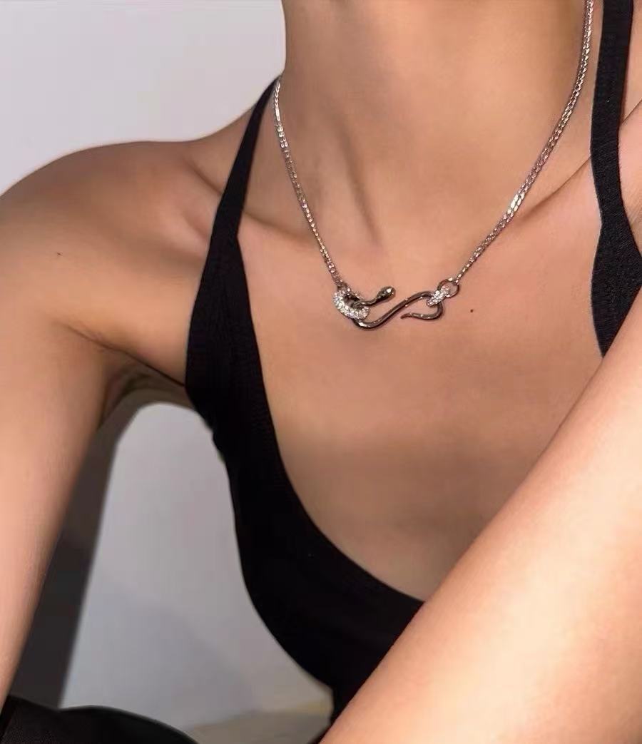 Minimal S-Link Chain Necklace