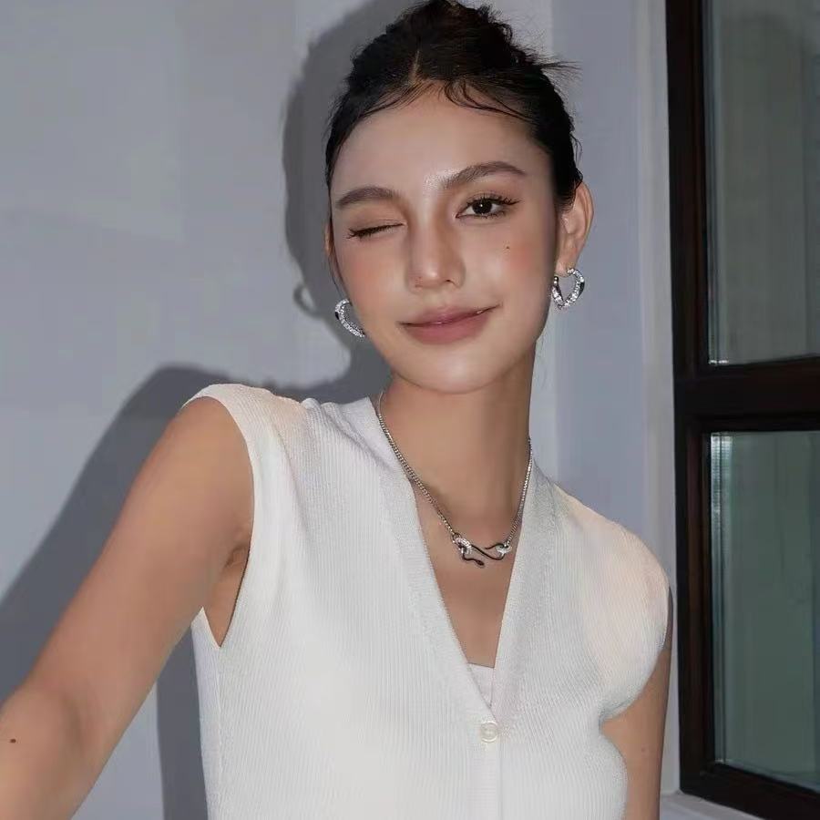 Minimal S-Link Chain Necklace
